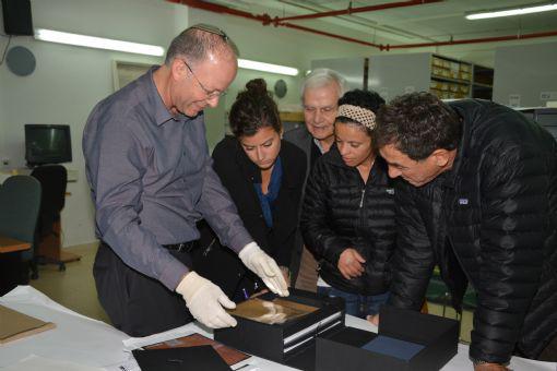 Laila and Yuda Doron (right) and Raul Cesan (center) came to Yad Vashem in January for a special behind-the-scenes tour of the Archives with Raul's daughter Michelle Cesan (second from left)